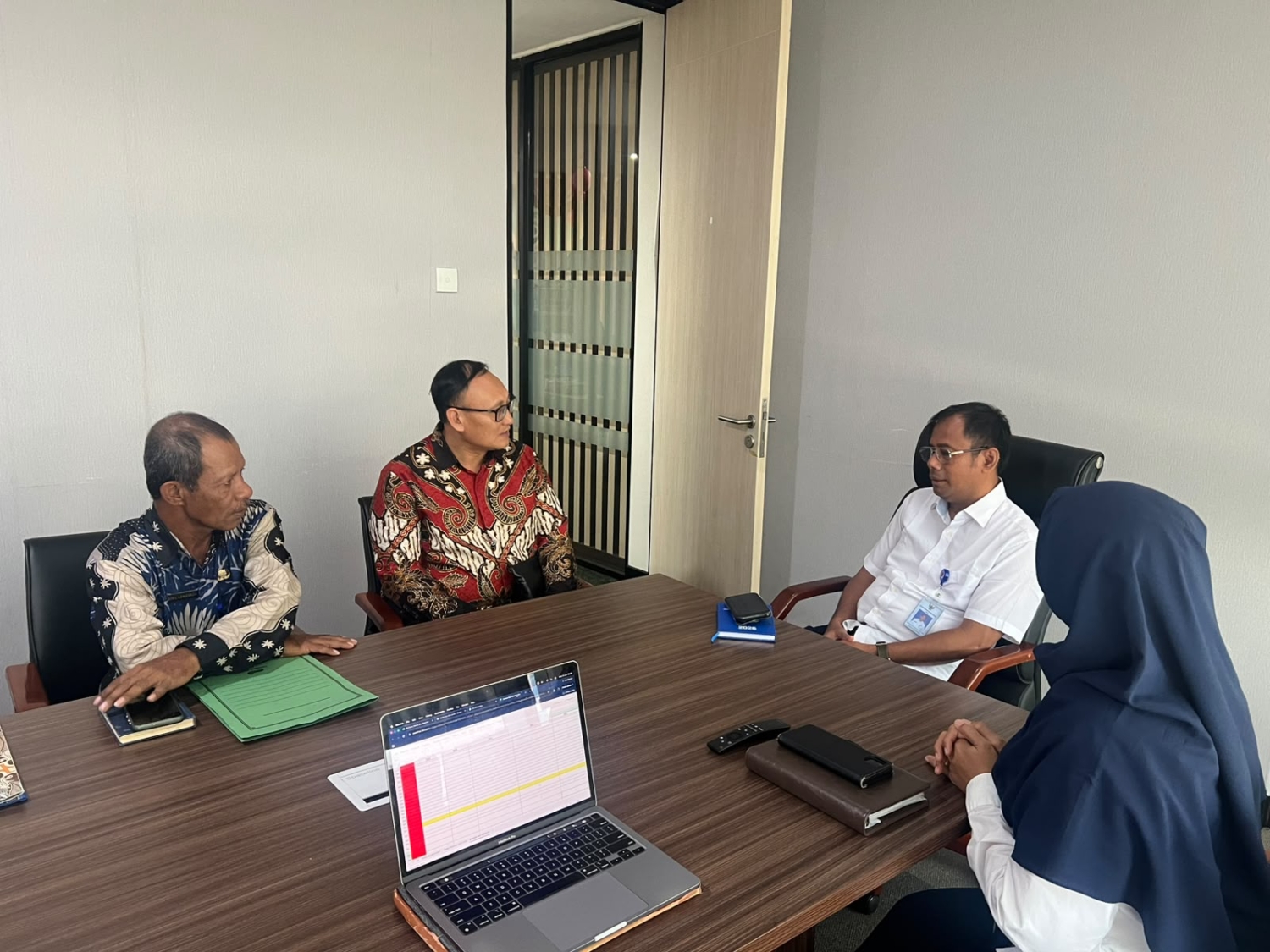 WAKIL BUPATI BANGGAI KEPULAUAN LAKUKAN KOORDINASI KE KEMENTERIAN PERHUBUNGAN RI TERKAIT PELABUHAN SALAKAN DAN BANTUAN BUS SEKOLAH » Pemerintah Kabupaten Banggai Kepulauan